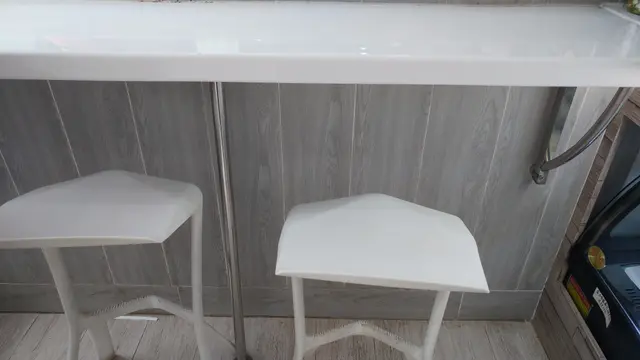 有堂食的高桌、小椅，門前亦置放了小板凳