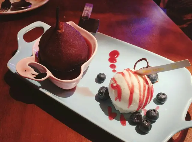 慢煮紅酒浸梨子配蜂蜜牛奶雪糕