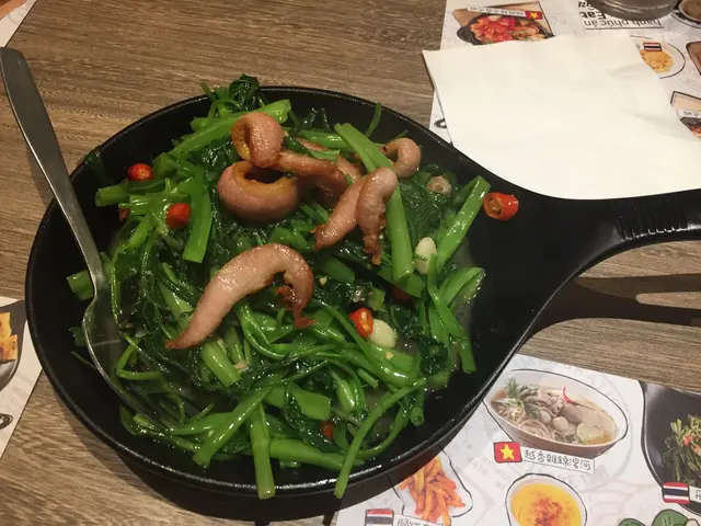 飛天通菜炒豬頸肉
