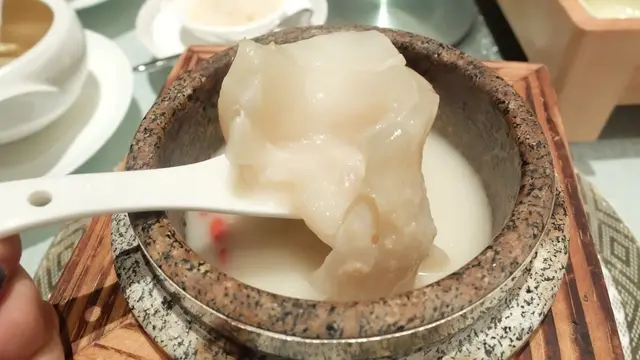 鯊魚味濃郁大大片的花膠有咬口；而且湯底杰身而有味這個我愛定了