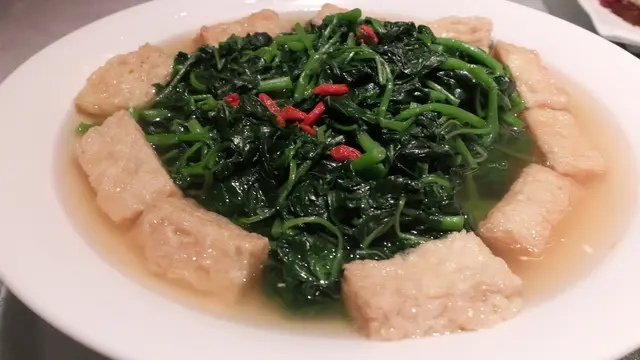 親身到訪尋找食材，可以說是「用心」；用心的程度還未吃已加了不少分數，千層的腐竹滿有豆香並不會油膩。香滑的豆類製品配合上湯浸時蔬，有一種普通的食物化作不平凡。