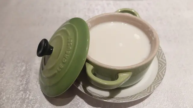 【Le Creuset】出名是耐用並傳熱得快。香滑蛋白燉出細膩，香濃的杏汁味道完全令人心醉吧！