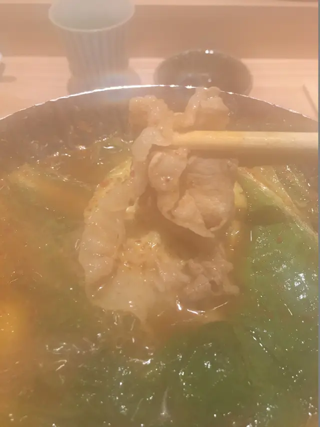 煙霧瀰漫下的肥後六華豚脊肉片。
