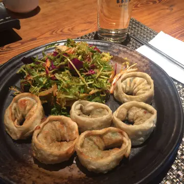韩式辣汁煎(冻)饺拌蔬菜 (右边三只入面仲系系冻嘅)