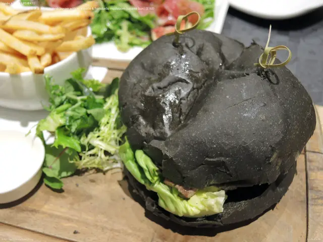 ⑤ 肉眼牛扒雜菜蘑菇漢堡(竹碳軟包)配薯條 Rib eye steak burger with ratatouille & Portobello mushroom (sesame bun) ($168)