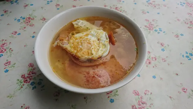 餐蛋麵本來就是咁簡單, 只須兩片午餐肉加單春, 但近年有部份茶記將兩片減為一片, 中蛋轉為細蛋作為清怡版,多貼心啊!