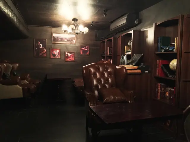 閣樓的裝潢別緻,皮製傢俱加上實木書架,讚!