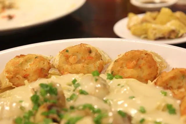  芝士百花釀蟹蓋燴元貝 (伊麵底)