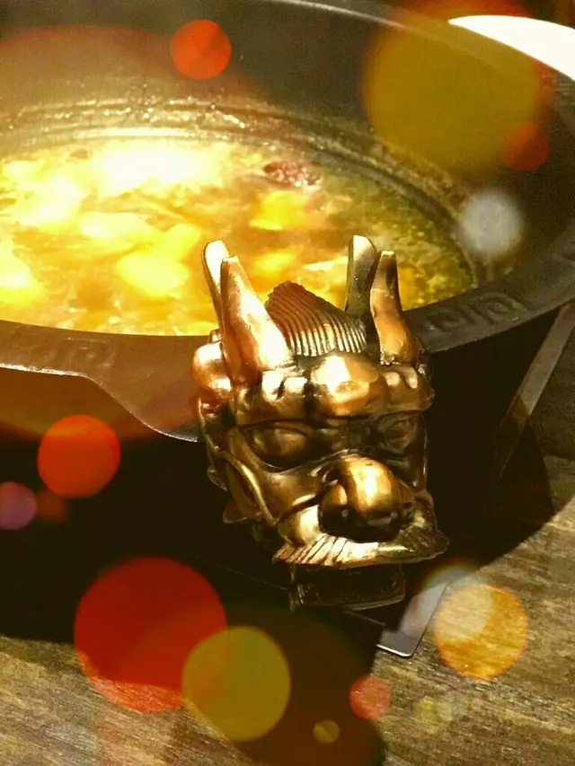 "龍鍋"即時昇起紅紅烈火且帶出藥材酒香。