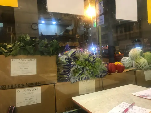 出面放左好多菜，但款色唔多，可能放左成日，都已經唔新鮮啦。。。。。。食野可以順便買菜