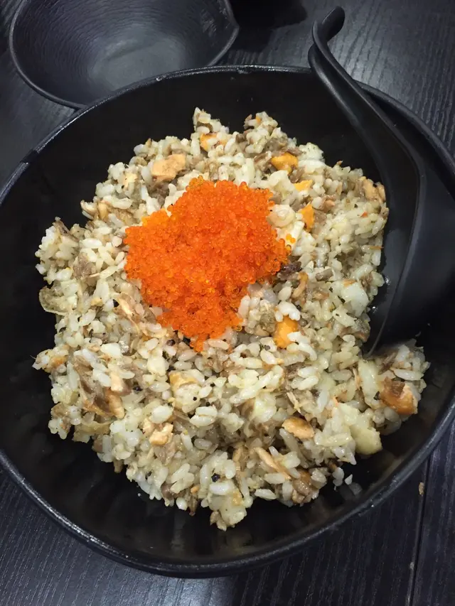 蒜香蟹籽帶子三文魚炒飯