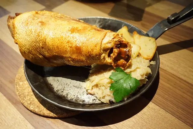 脆皮燒豬肘配酸椰菜及薯仔