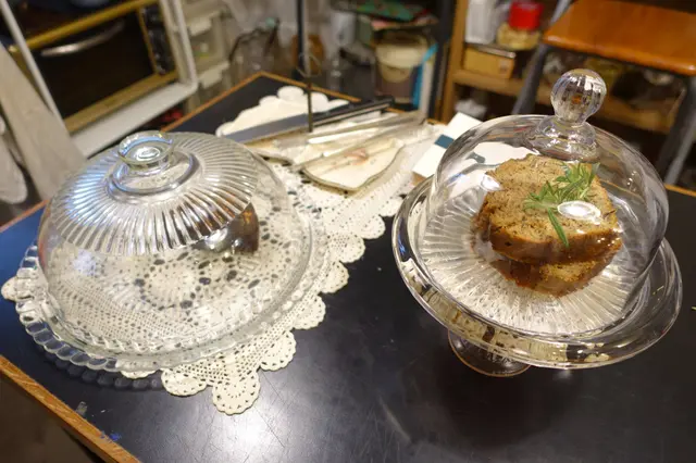 供應：蛋糕、咖啡、茶、特飲...等，以輕食為主