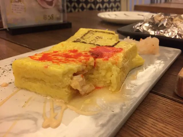 出水，鬆散，有骨