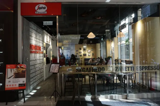 店不好找，在Hyatt入口處另一邊的地鋪位置