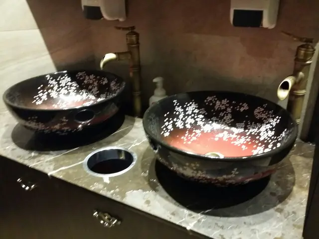 洗手間內洗手盆