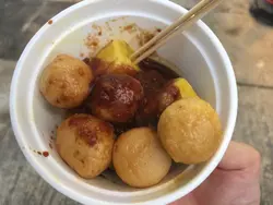 鱼蛋虽然不会有鱼味,😂🙈
但胜在弹牙,口感一点儿也不会「粉」,
虽然鱼蛋的咖哩味不太突出,
但配上自家秘制沙嗲酱,香辣惹味,
无辣不欢的食客绝对不可错过!😏
烧卖不是劣质的那种,应该是鱼肉制造,
食落有少许弹牙感,不会少肉多「粉」。👍🏻
加上辣得过瘾的自家秘制沙嗲酱,正!
$6有这样好的质素,性价比高!😋