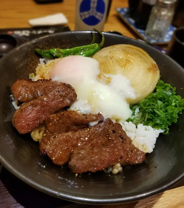 燒和牛牛腹胸溫泉蛋丼