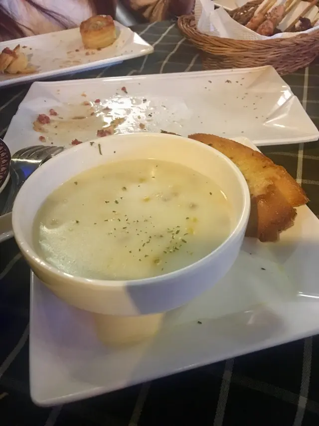 忌廉蘑菇湯配芝士蒜蓉包