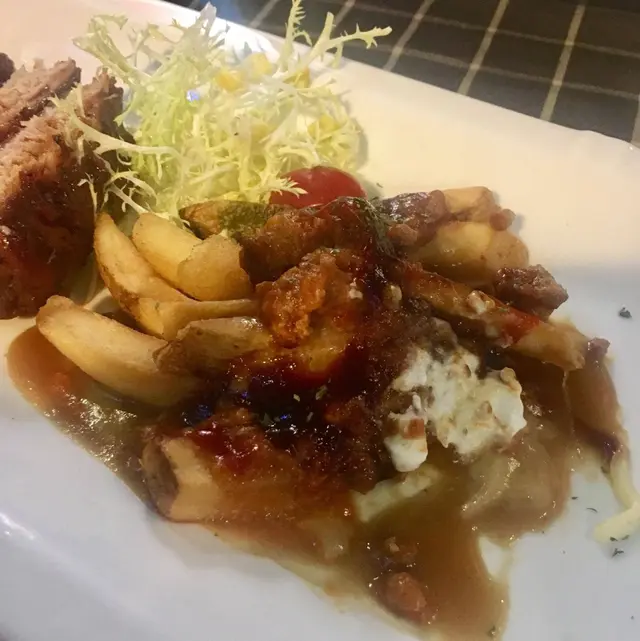 鮮炸香脆的薯條,配上豐富芝士及他們家特製肉醬,真的惹味十足~