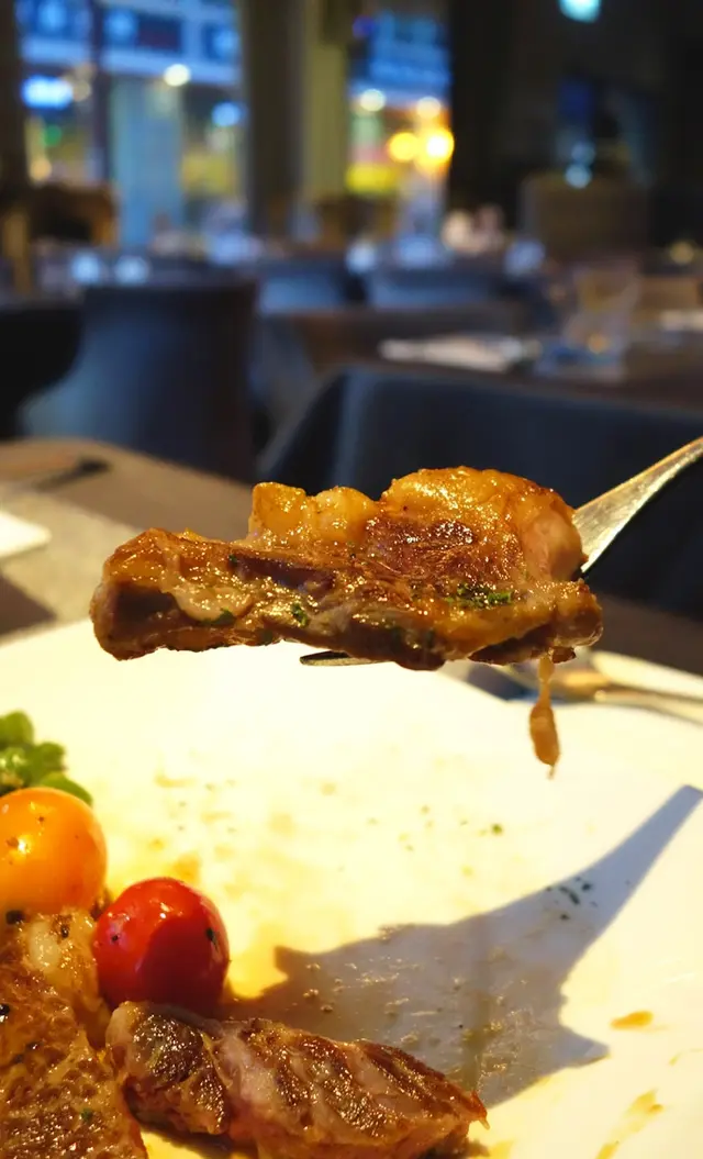 近脂肪位的更帶點嚼勁，半肉半油脂的惹味是滿意收貨的程度