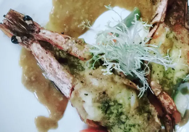 食物聞起來如此美味,大蝦和法式土豆泥配對很好