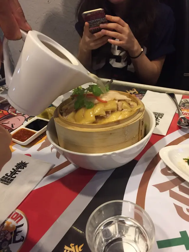 見啲食評個海南雞倒湯入啲雞度好新奇咁，所以叫左黎試喇。正常啲湯應該熱嫁喇，食落舊雞係又凍又冇味似係食緊冇味既一舊肉，靠啲甜豉油辣汁比味