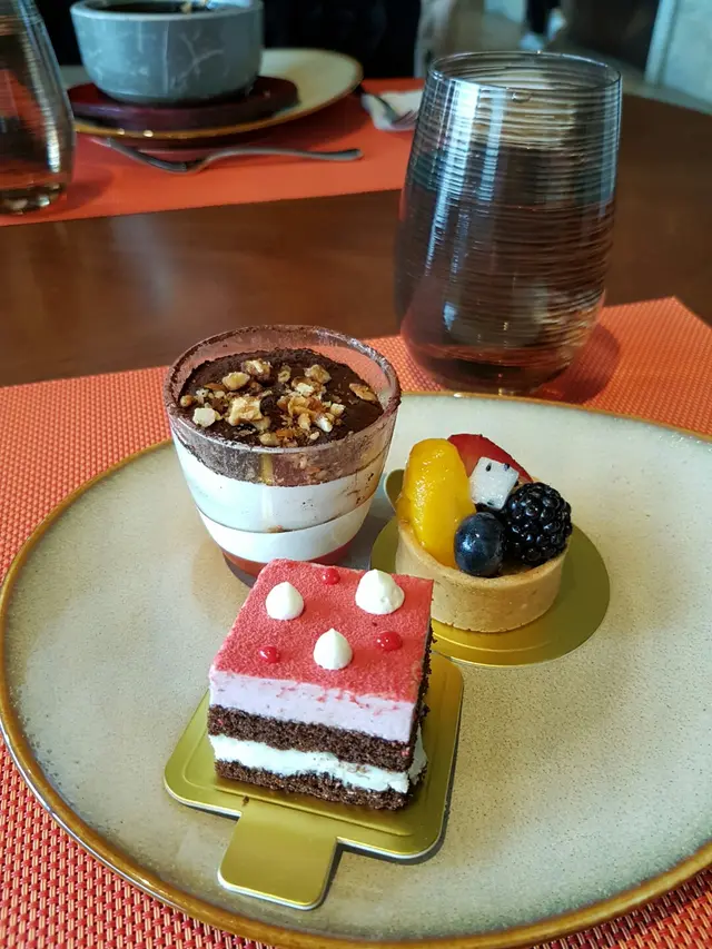 可能不是太好甜品，我覺得一般，蛋糕硬了少少，個tart都係，吾知係咩，我寧願佢係蛋撻皮