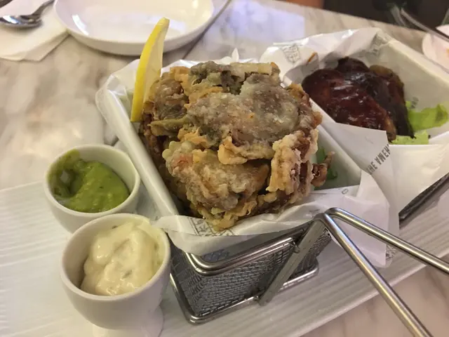 滋味小吃拼盤(炸軟殼蟹,雞翼)