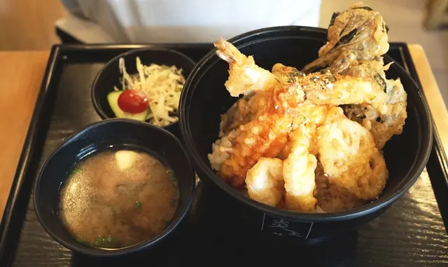 內容有: 日本甲紋魷魚、日本蟹棒、虎蝦、流心蛋、菜心苗、茄子、蓮藕