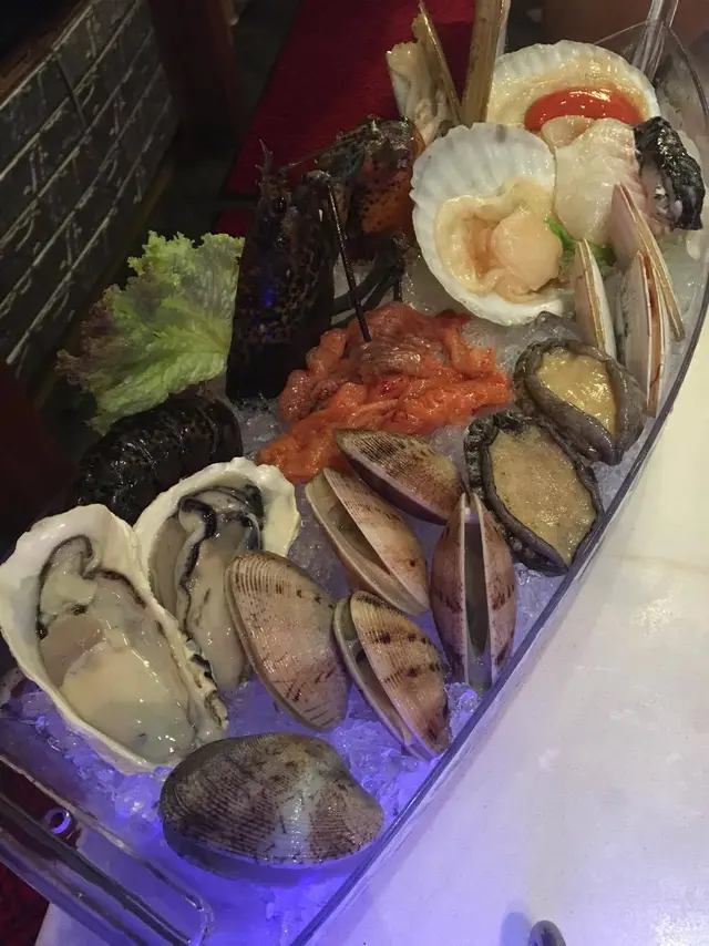 蜆、花甲、蠔、鮑魚、帶子、珊瑚蚌、龍蝦半隻 