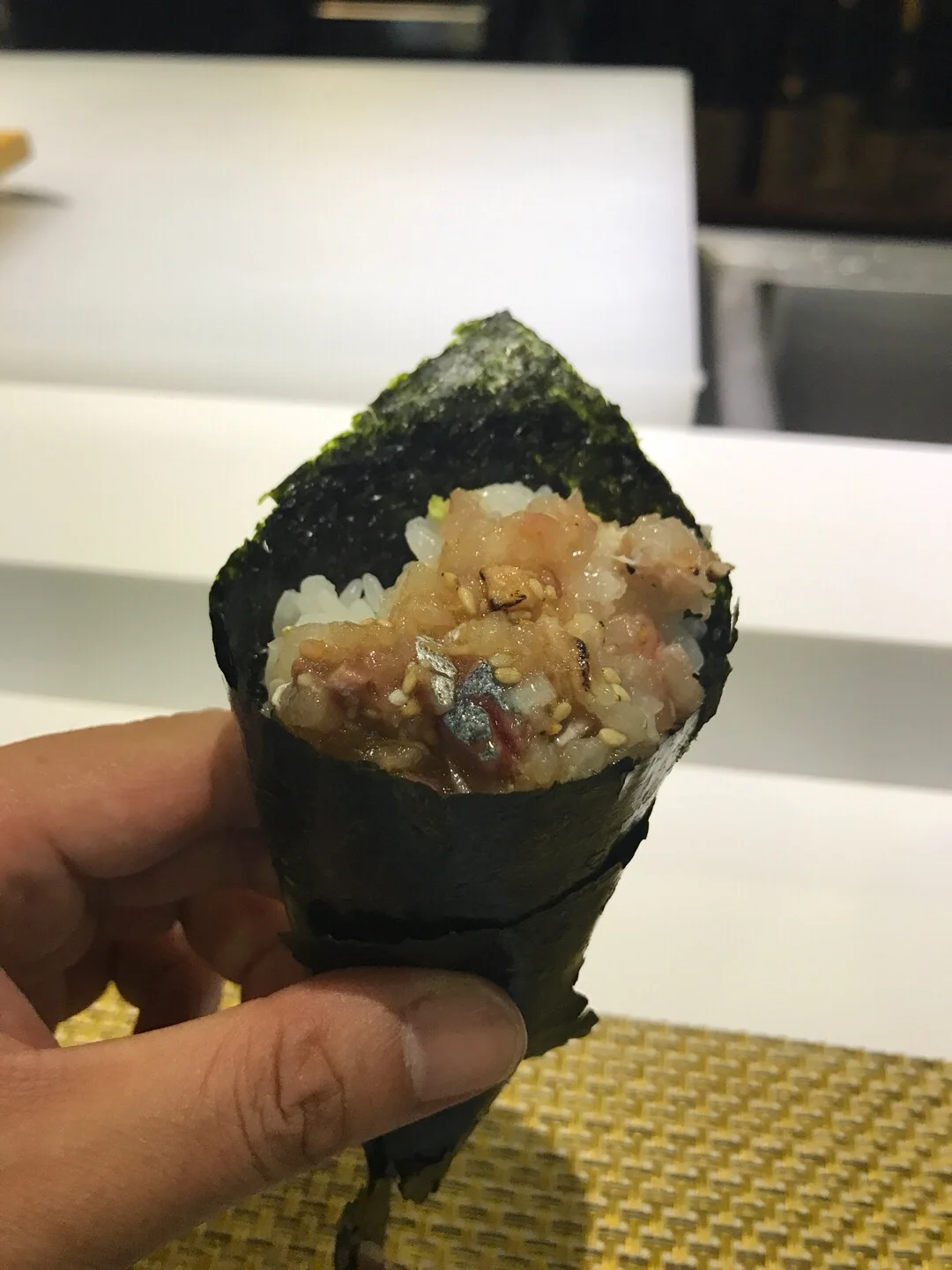 餐廳 香港 銅鑼灣 舞鶴 食評 最後來了一個吞拿魚手卷,紫菜是脆的