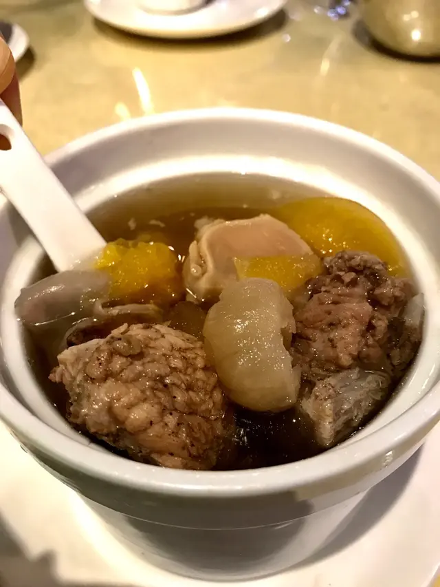 原盅燉哈密瓜螺頭黑毛豚肉湯