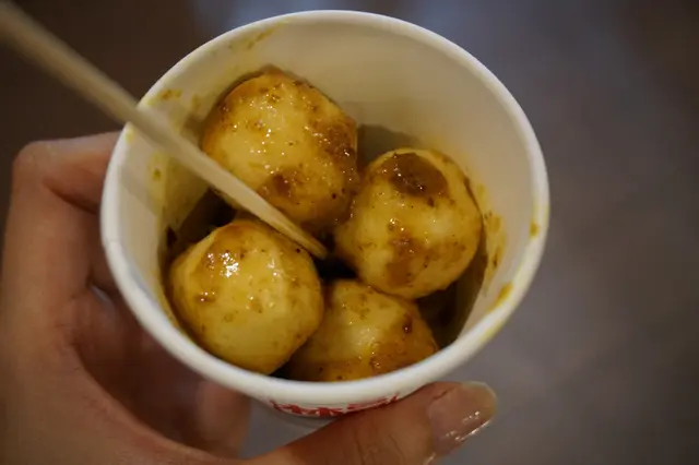 帶微辣的咖哩汁味道溫和，白魚蛋十分爽彈，魚味自然無添加