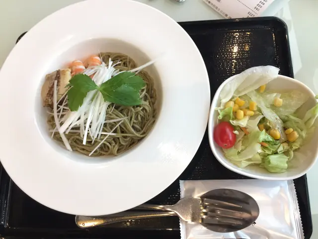 海藻意粉係特色，不是一般小麥製的意粉，是西式煮法的日本麵條。跟餐配沙津。