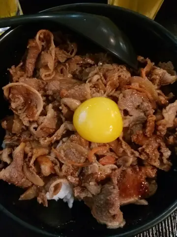 汁烧牛肉窝蛋饭