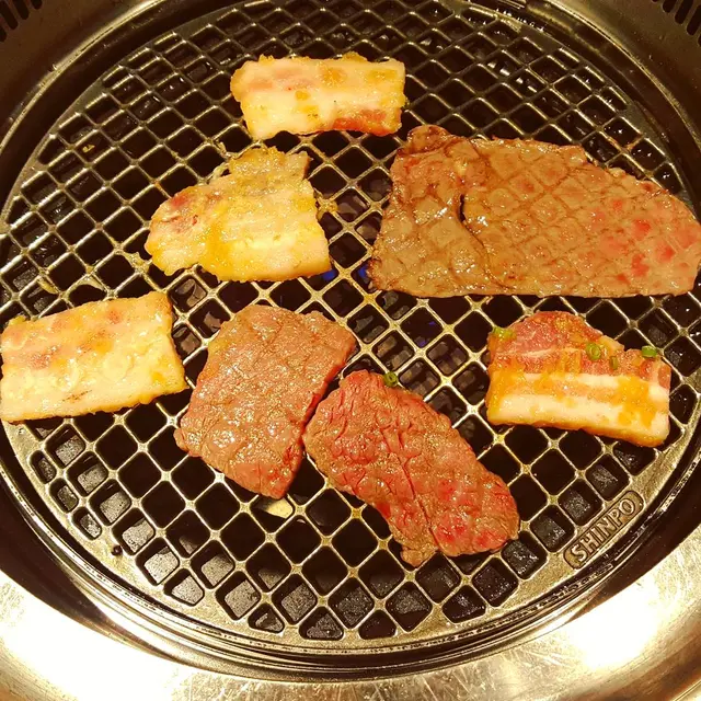 和牛赤身肉($150)、特選日本產和牛牛排肉($320)、熊本厚切豚腩肉($180)