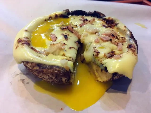 店員話一切開會流心，好有驚喜，味道不錯，唔會得個樣