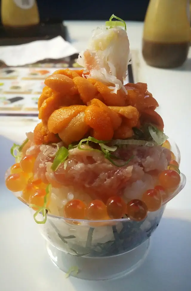 主角足一板嘅雲丹海膽鮮甜味十足 無丁點苦澀及腥臭味 質感柔潤水漾
松葉蟹絲富鮮味卻硬實了一點 雪白帆立貝脆口三文魚籽都為小山丘打氣加分