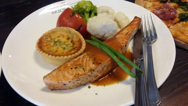 三文魚煎得剛好, 肉質好嫩, 旁邊的好似係菠菜蛋撻, 感覺很好, 很滿足!