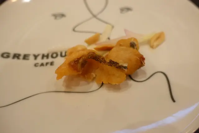 炸魚柳熱辣辣，表面泰式炸魚柳炸至金黃香脆！略嫌重口味一點！