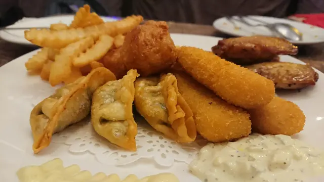  
小食拼盤OK👍店員推介💁

草莓紅茶🍓點紅點綠🍹個人推介💁

芝士焗大啡菇🍄juicy & 菇有菇味😋

南瓜忌廉湯🎃creamy & 南瓜有南瓜味😋

最後細心嘅店員準備咗藍莓芝士餅🍰碟上加名字😘Thanks so much!