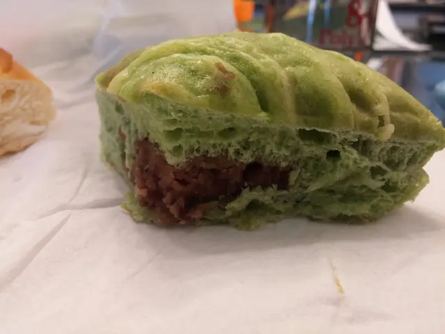 唔會好似連鎖店啲包咁出現「中空」。包有抹茶味，餡料足夠，紅豆蓉有紅豆粒，質感綿滑，可惜味道過甜。
