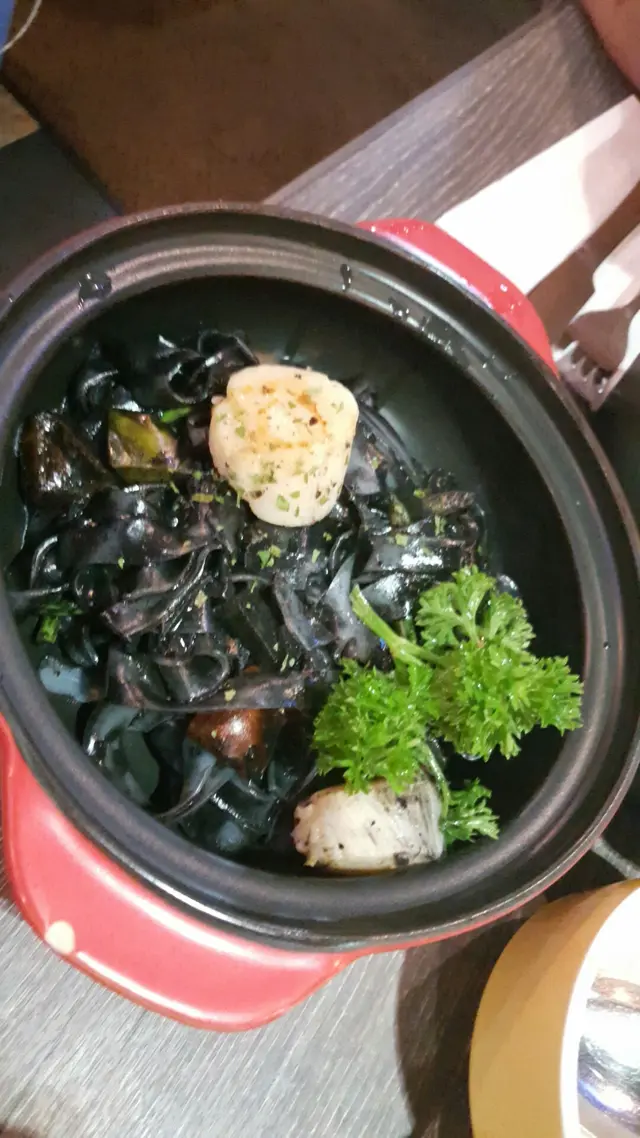 墨魚汁帶子沙河粉