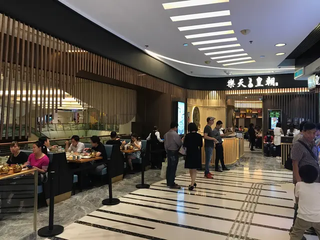 坐滿晒人,仲有一堆人等位嫁!不過間舖超大