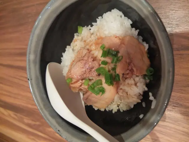 叉燒幾舊，偏肥，有濃郁肉香脂香。
每啖飯都夾著叉燒汁，所以好濃香～
配上蔥花，醮少許白醋，真係唔錯，齒頰留香！
睇一睇個價錢才＄２０，算交足功課！