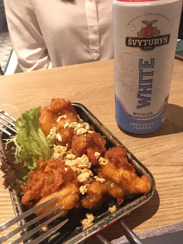 韓式炸雞 + 手工啤酒 = 最佳拍檔 (絕配呀)!  韓式炸雞 有少少蜜糖及麥皮在雞肉上! 炸完, 雞肉好嫩, 好味道!