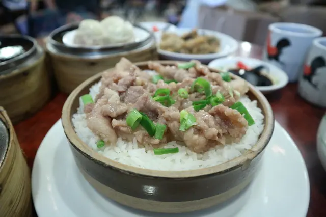 蒸飯等既時間比較耐
店鋪用蝦醬葉豬頸肉 飯同豬頸肉都好香好香