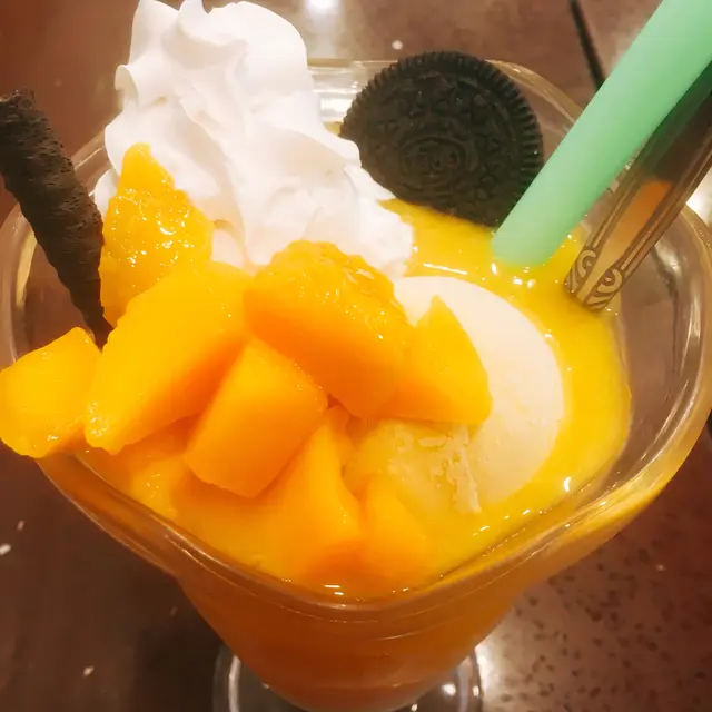 這杯芒果戀癡情,滿滿的芒果粒和芒果沙冰自然是主角,芒果齒頰留香,非常香甜冰涼;芒果雖好,卻要綠葉扶持-襯托芒果的有忌廉、雪糕、曲奇和朱古力條。吃完整個,只覺得意猶未盡,還癡癡戀著芒果的美好!