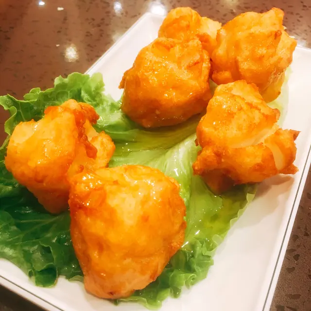 剛炸起的花之戀,外皮微脆,面淋有甜滋滋的蜜糖;中間放了很多魷魚,啖啖魷魚,口感滿足。